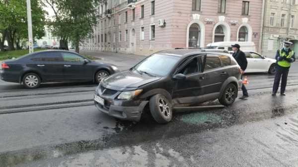 В результате ДТП на проспекте Обуховской обороны у кроссовера оторвало колесо