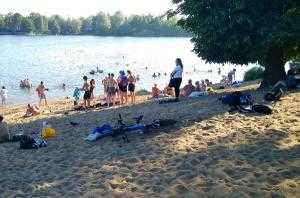В парке Интернационалистов петербуржцы открыли купальный сезон