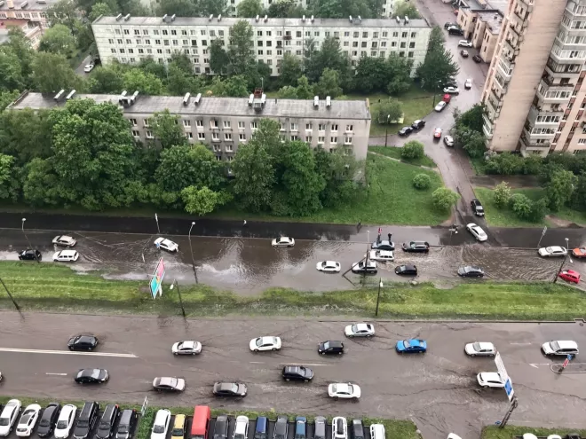 В Петербурге подтопило подземные переходы, метро, парадные и улицы2