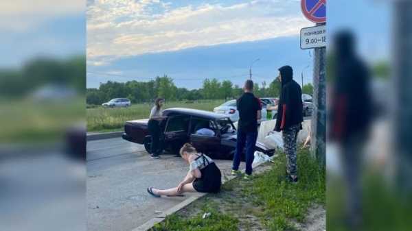 Подростки на "Жигулях" въехали в яму на проспекте Маршала Жукова