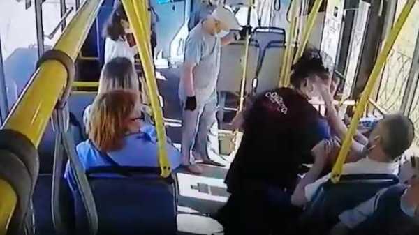 Пьяный пассажир сорвал маску с кондуктора, так как отрицал коронавирус0