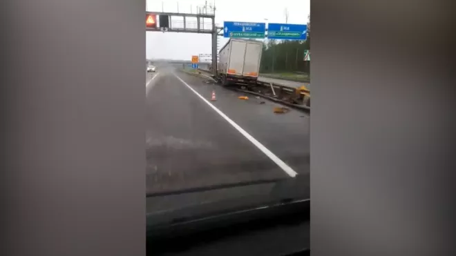 На Левашовском шоссе фура сломала отбойник0