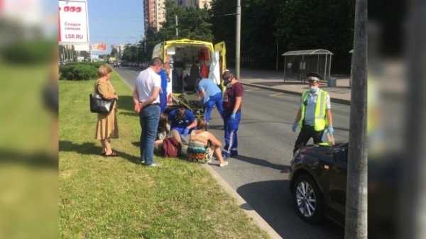 Автомобилист сбил двух пешеходов на проспекте Королева