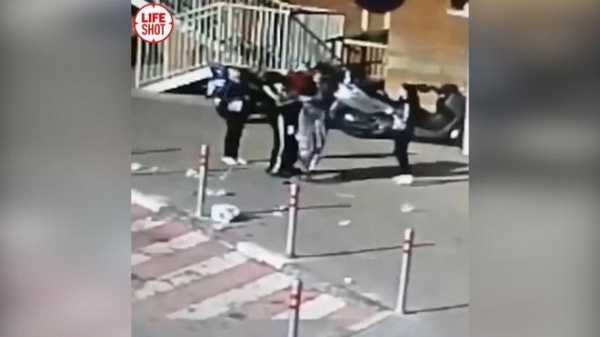 Инцидент с разбившим голову девочке мусором в Красногорске попал на видео1