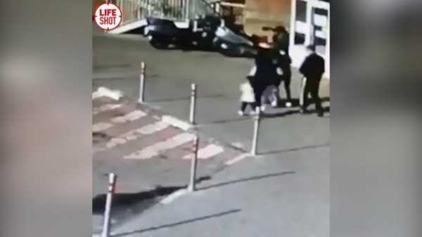 Инцидент с разбившим голову девочке мусором в Красногорске попал на видео0