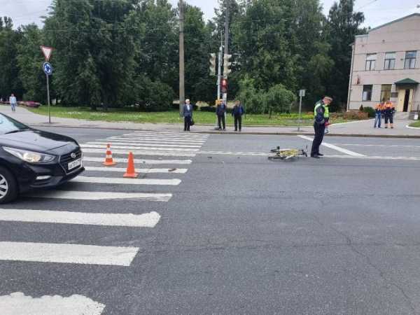 На площади Бехтерева грузовик сбил пожилую петербурженку на велосипеде1