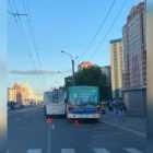 Троллейбус и маршрутка не поделили остановку на Комендантском проспекте