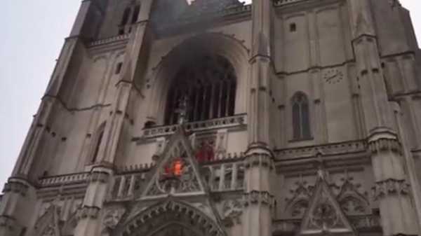 Во Франции отпустили задержанного по подозрению в поджоге собора мигранта1
