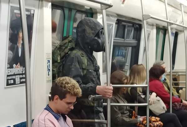 Петербуржцев напугал «сталкер» в метро0