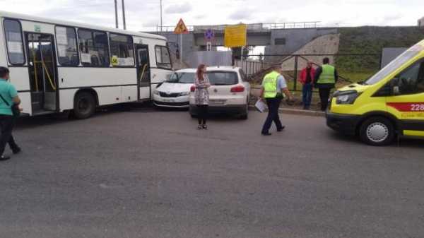 На Пулковском шоссе водитель такси врезался в забор вместе с тремя пассажирками в салоне2