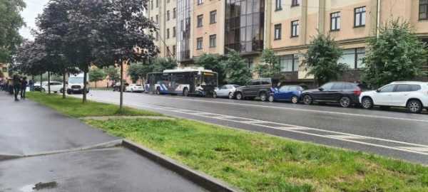 Из-за ДТП с троллейбусом на Левашовском проспекте пострадали более шести автомобилей0
