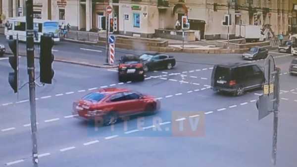 На видео попал замес двух иномарок в Невском районе0