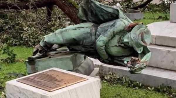 Памятник конфедератам в штате Луизиана рухнул с постамента из-за урагана 