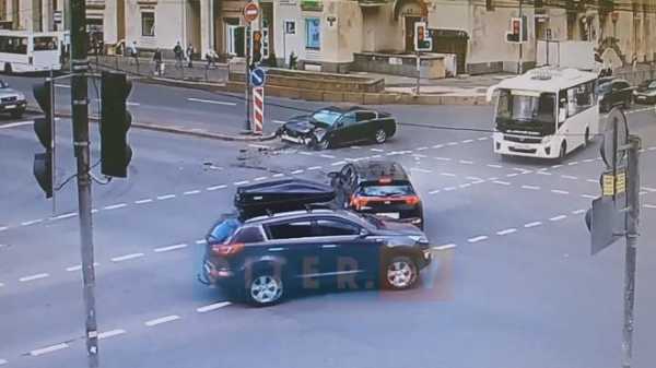 На видео попал замес двух иномарок в Невском районе1
