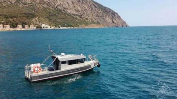 В Крыму семью с детьми унесло на каяке в море 