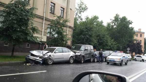 Из-за ДТП с троллейбусом на Левашовском проспекте пострадали более шести автомобилей1