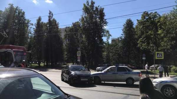 Автомобиль полиции столкнулся с иномаркой на проспекте Обуховской Обороны