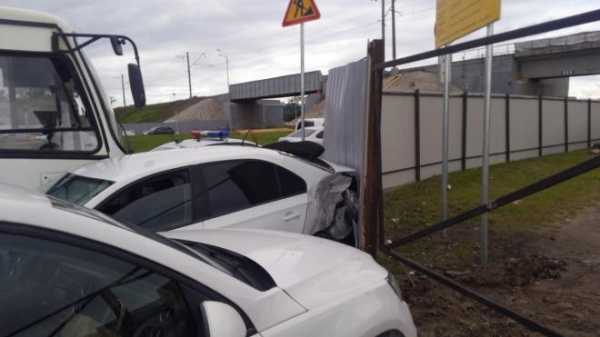 На Пулковском шоссе водитель такси врезался в забор вместе с тремя пассажирками в салоне1