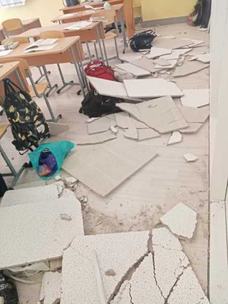 В школе №547 Петербурга во время урока рухнул подвесной потолок2