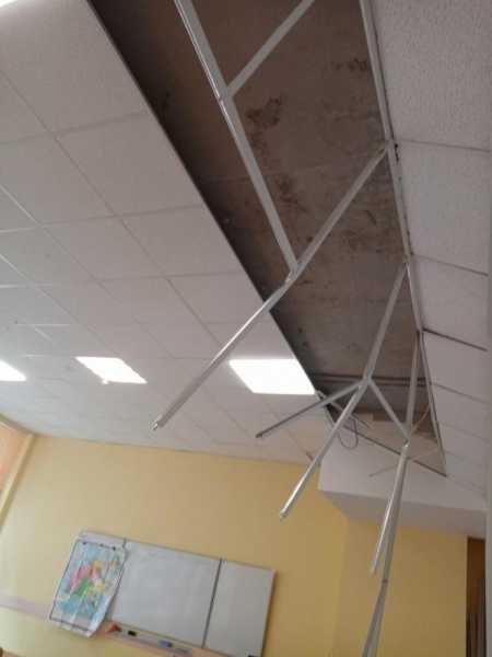 В школе №547 Петербурга во время урока рухнул подвесной потолок1