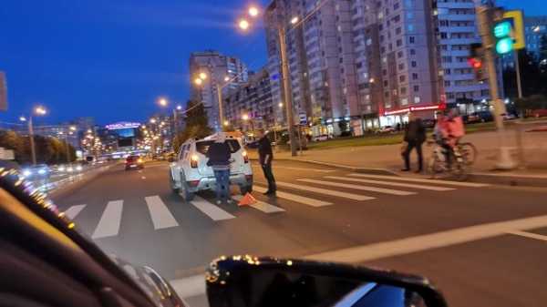 Велосипедист угодил под колеса "Рено" на Комендантском проспекте