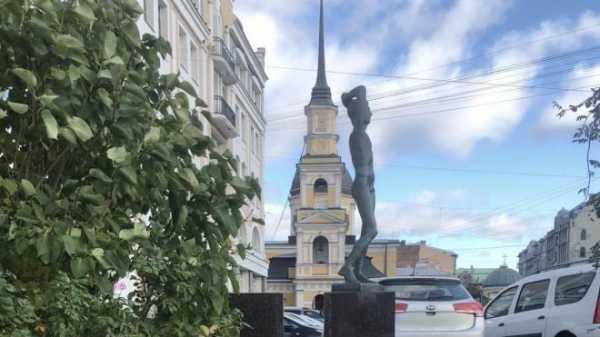 Петербуржцы пожаловались на замусоренный фонтан "Река времени"
