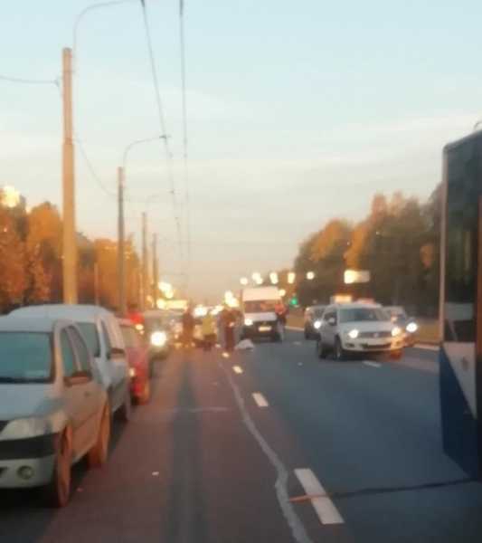На Суздальском иномарка сбила автоледи, осматривавшую свою машину после ДТП0