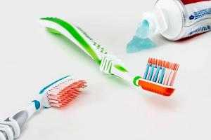 Для защиты от коронавируса посоветовали чистить зубы перед выходом из дома