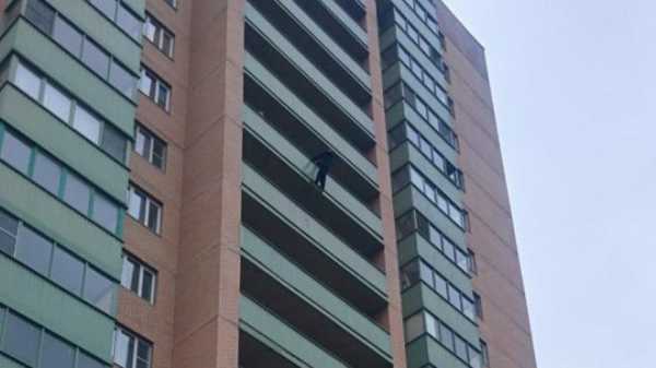В Шушарах сняли с балкона молодого человека, ожидавшего девушку