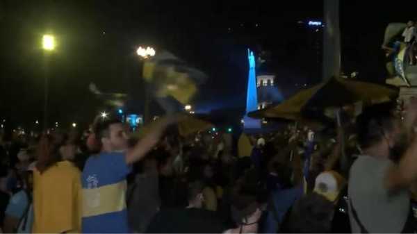 Сотни аргентинцев собрались у президентского дворца для прощания с Марадоной0