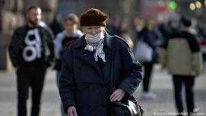В числе заболевших коронавирусом в Петербурге более 15 тысяч пожилых людей