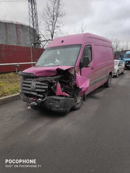 Полиция ищет водителя розового микроавтобуса, уехавшего после ДТП на Турку1
