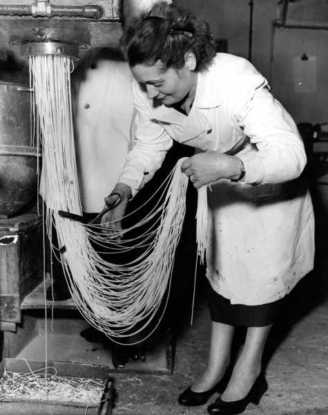 20 удивительных фото о том, как выглядело производство макарон в начале XX века