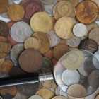 Вор вынес из квартиры в Петергофе коллекционные монеты, валюту и кольцо