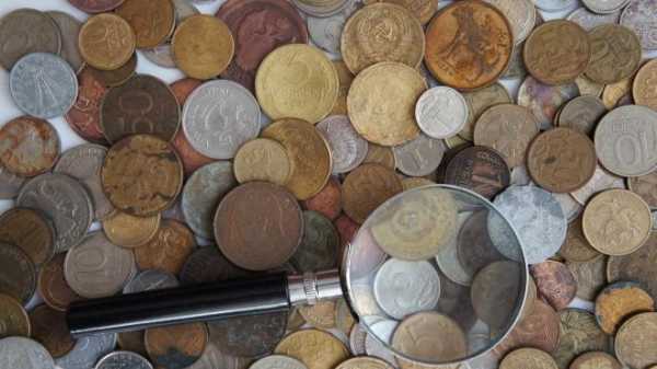 Вор вынес из квартиры в Петергофе коллекционные монеты, валюту и кольцо