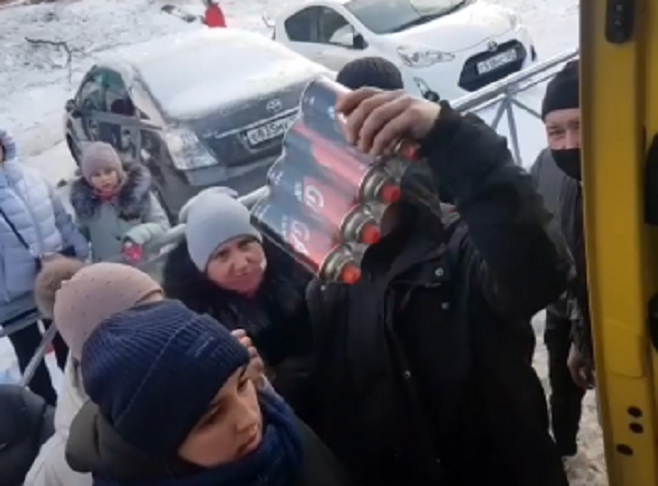 Китайская гуманитарная помощь во Владивостоке - выдают питьевую воду и газовые баллоны