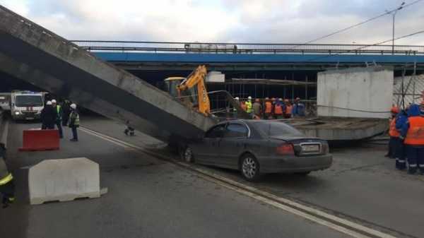 На Рублевском шоссе бетонная балка рухнула на легковушку 1