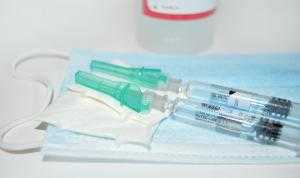 Вирусолог оценил шансы чипировать человека через прививку