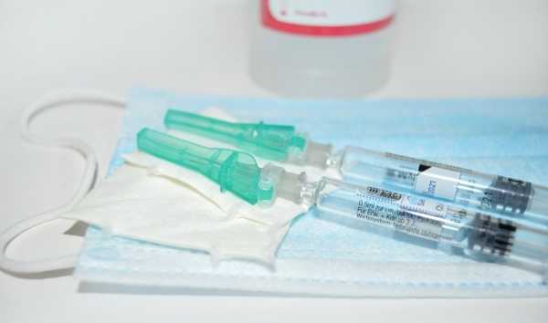 Вирусолог оценил шансы чипировать человека через прививку0
