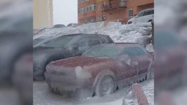 Последствия разрушительного ледяного дождя во Владивостоке показали на видео0