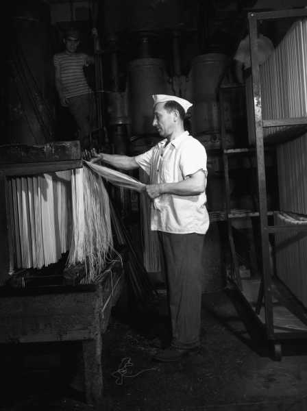 20 удивительных фото о том, как выглядело производство макарон в начале XX века