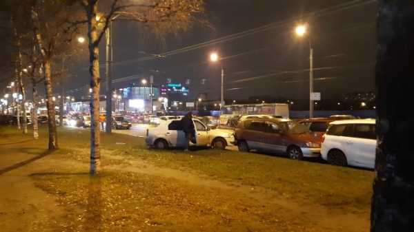 На проспекте Большевиков столкнулись пять автомобилей
