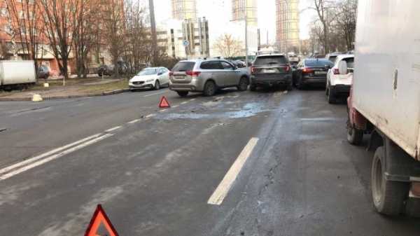 На улице Генерала Хрулёва столкнулись три машины