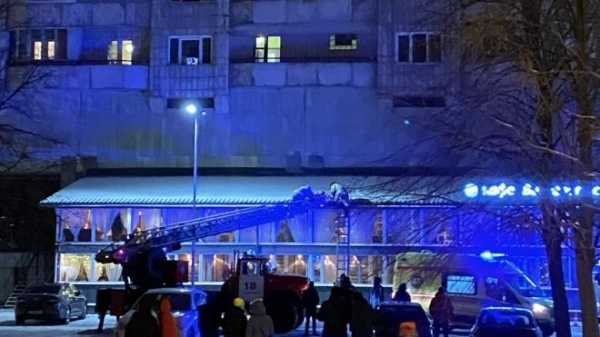 Спасатели снимали упавшего на крышу кафе на Морской набережной