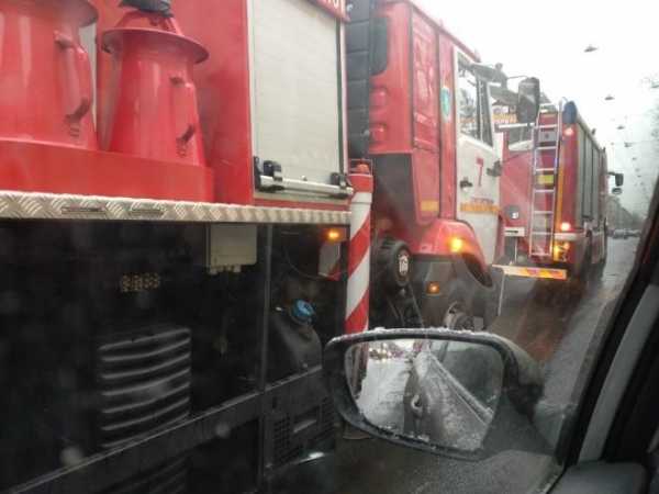 У Мариинской больницы из-за сигнализации собралось пять пожарных машин1