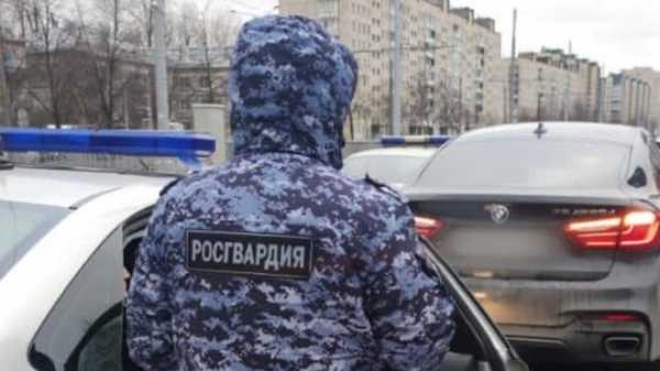 В Петербурге по горячим следам поймали разбойников, укравших у избитого мужчины два "Айфона"