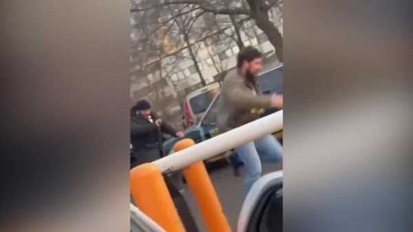 Видео потасовки на дороге с участием бойца Исмаилова высмеяли в сети0