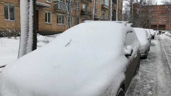 В Петербурге ночной снегопад заставил водителей ночевать на улице
