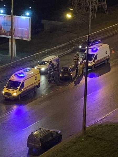 На Белградской столкнулись два автомобиля. Пострадали мужчина и школьница1