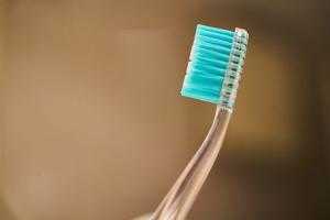 Стоматолог рассказал чем опасны зубные щетки